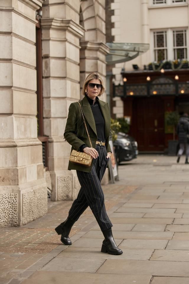 最近火了一种穿法叫“短靴+九分裤”，显高又飒爽，时髦一整冬