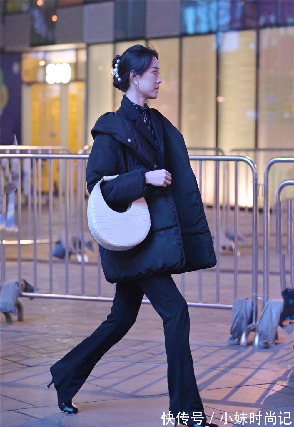 高跟 冬季适合搭配靴子,长靴短靴都可以,高跟款式更好一些