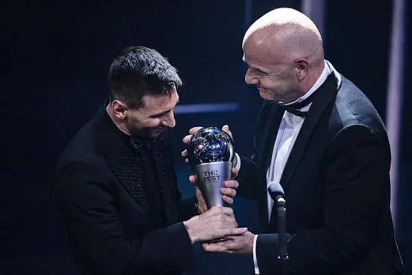 阿根廷斩获4项荣誉 成FIFA颁奖礼更大赢家（阿根廷队主锻练斯卡洛尼）