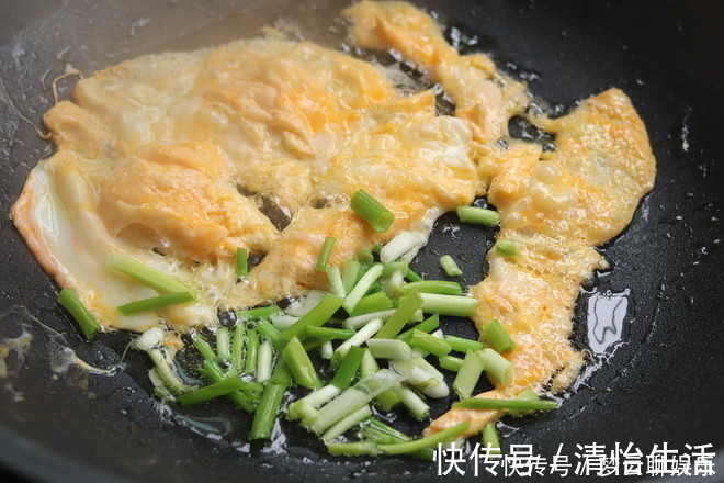 清肠排毒|鸡蛋和它是绝配,隔三差五吃一次,孩子更聪明,女人常吃气色好