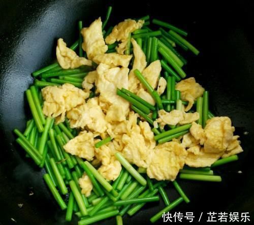 蒜薹加它称“泻药菜”，隔天炒一盘，净化血管，嘴巴不臭了，体重2位数