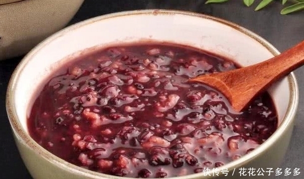 女人50歲后,早餐多喝“美容粥”,補氣養(yǎng)胃防衰,告別“黃臉婆”