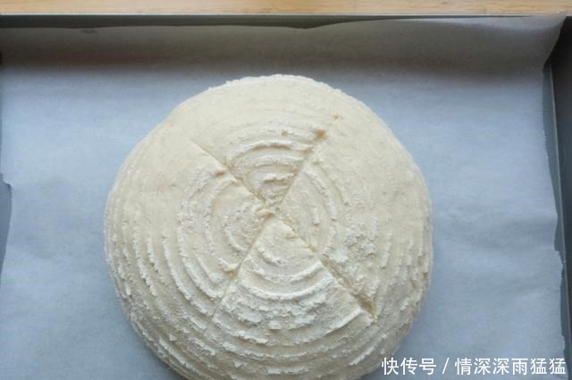 它是欧洲人的主食面包之一,只需2种材料就能做,健康美味有嚼劲