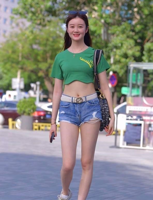 超短裤 短款的绿色T恤搭配牛仔超短裤,清纯可爱,一笑倾城