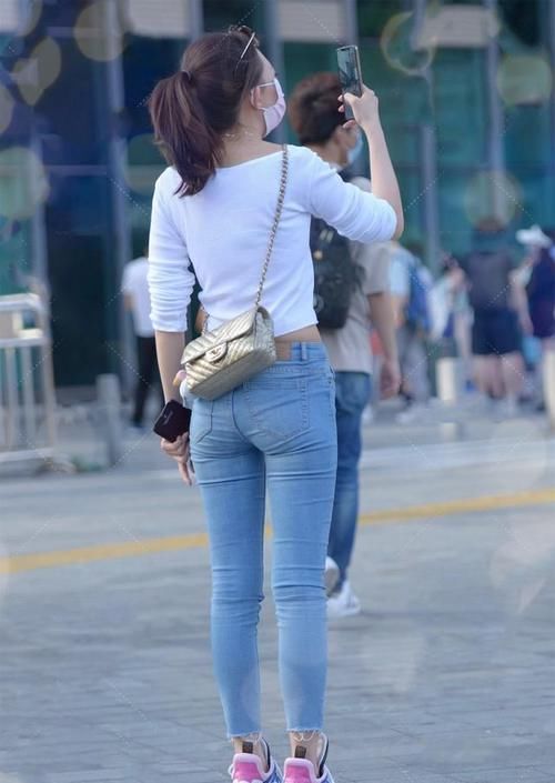 女生 爱穿牛仔裤的女生,上衣要选时髦显身材的,造型回头率爆表
