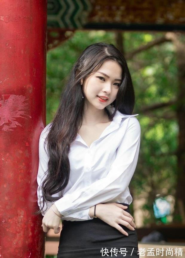 穿搭|包臀短裙搭配白色衬衫,是非常百搭的职场穿搭,简洁大方又时尚