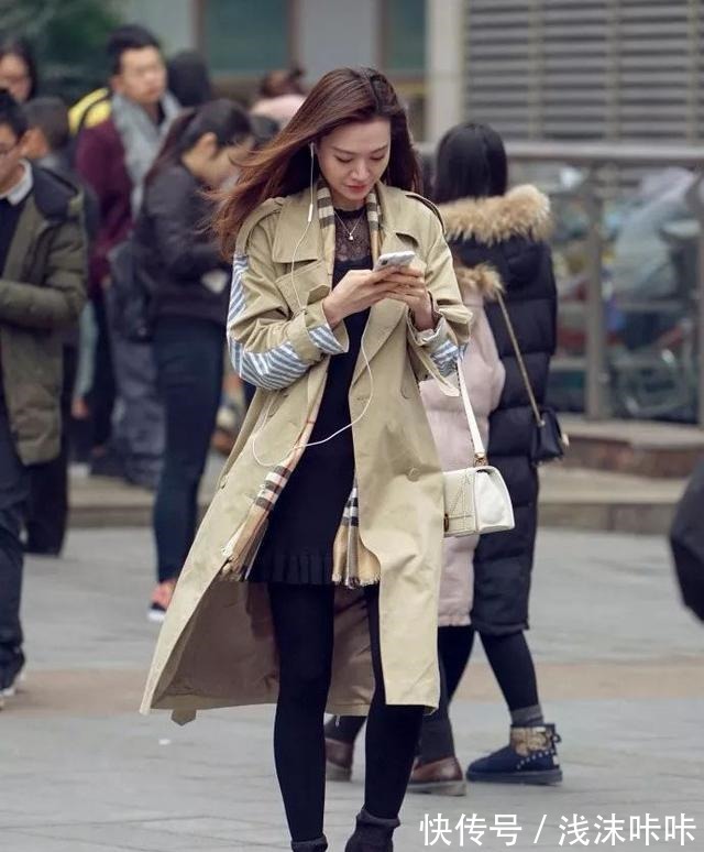 围巾 秋冬休闲风穿搭,长款风衣+格子围巾,优雅大气尽显高级时尚感!