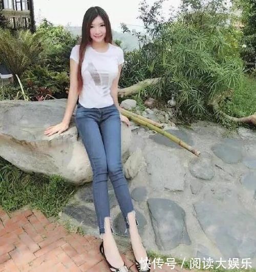 紧身牛仔裤|美女穿搭:小姐姐爱穿性感迷人的紧身牛仔裤,塑造出完美的曲线!