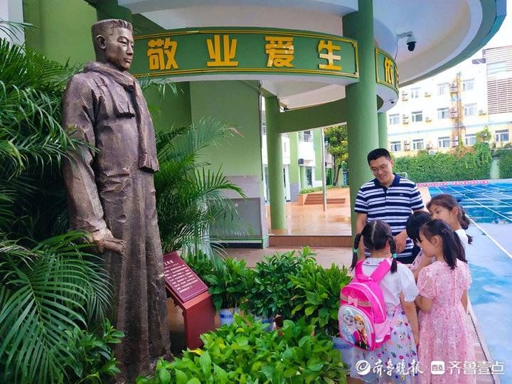 入学|开学啦！山东省实验小学一年级“小萌新”雨中入学