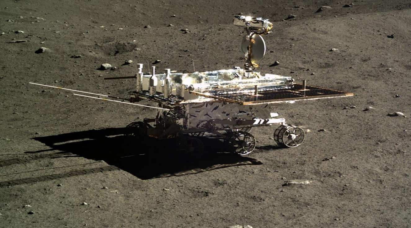 玉兔二号拍到“发光石”!周围有新鲜痕迹,到底是如何来的?