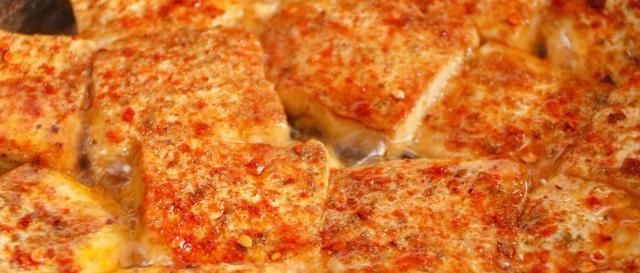 在家想吃铁板豆腐，没有铁板用平底锅做，香辣入味，开胃又下饭