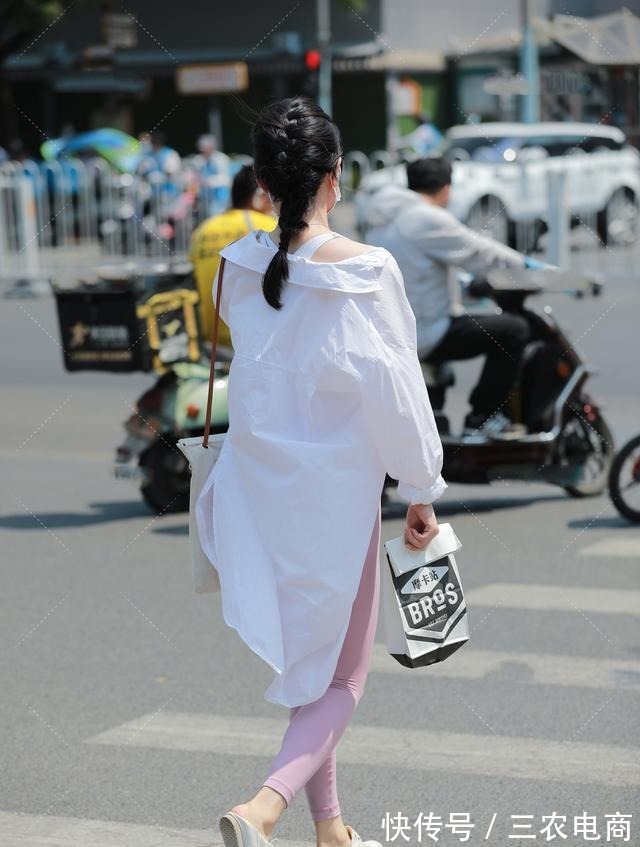 搭配 亮白色长风衣搭配粉色运动裤,清爽明朗,简约时尚!