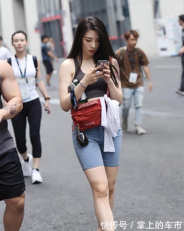 小白鞋 褐色背心搭配蓝色牛仔短裤,凸显女性的成熟气质,优雅显身材!