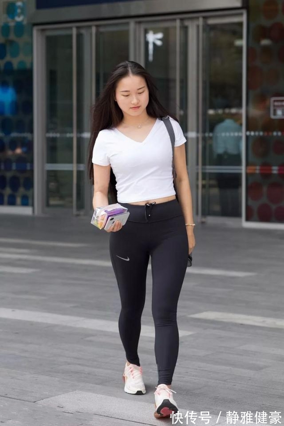 气质|街拍，黑色的瑜伽裤搭配显瘦显气质，尽显凹凸的曲线