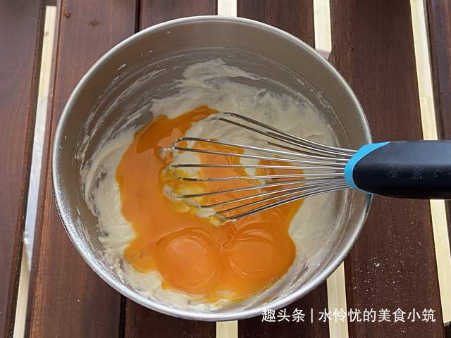 不开裂不回缩的酸奶纸杯小蛋糕,详细做法,保证你可以一次成功
