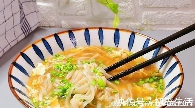 芝麻油|一人在家，煮碗面最省时间，10分钟出锅，又省事又好吃还热乎
