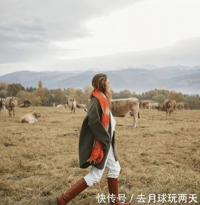 飙升|女人秋冬穿大衣时,建议这样“系围巾”,能让你时髦感飙升