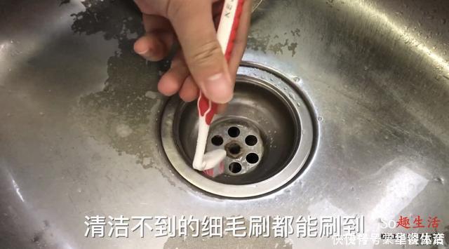 家人|两根旧牙刷绑一起,解决了不少人困扰的难题,抓紧提醒家人还不迟