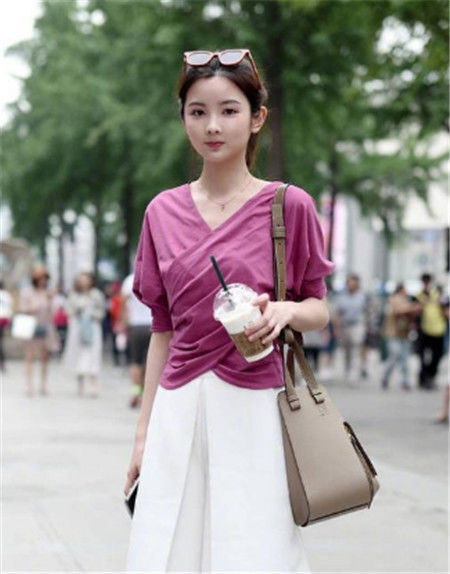 街拍:蓝色裙子的美女,端庄清丽的气质,长相清秀又美丽