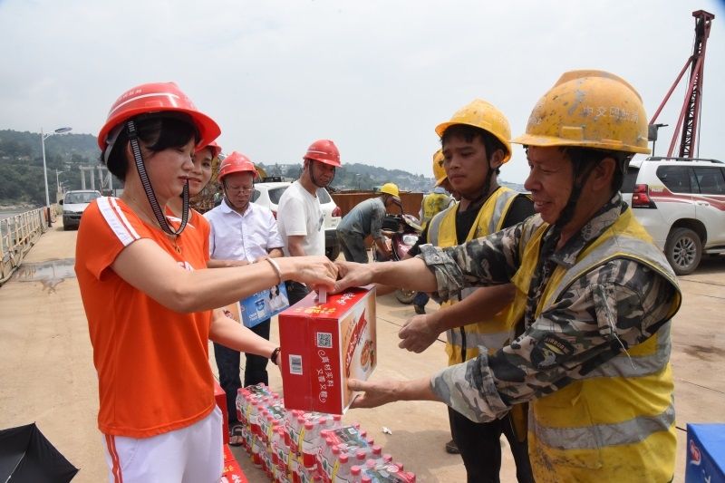 赤溪|你们辛苦了！苍南县公益组织慰问228国道项目部一线工人