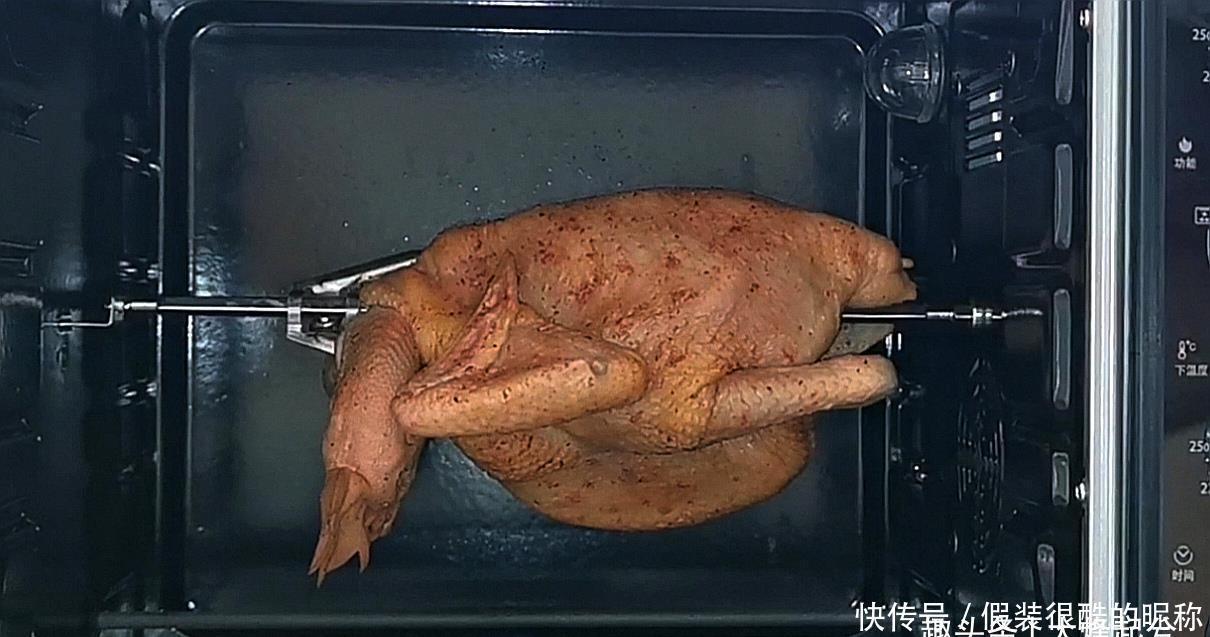想吃烤鸡在家就能做!大厨教你秘诀,皮香肉嫩,色泽红亮,好吃