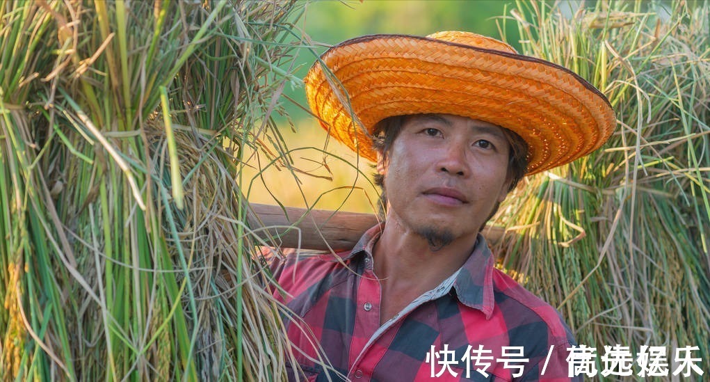 |解说搞笑吃鸡301：神仙队友为了抢KD值，竟无情羞辱我的智商！真嚣张