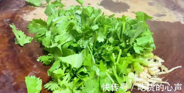 大爷|香菜吃不完怎么办?卖菜大爷教你2个土方法,放上一个月依然翠绿