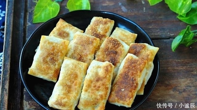 早餐别吃油条了,教你懒人做法,2块钱馄饨皮就搞定,比油条更香