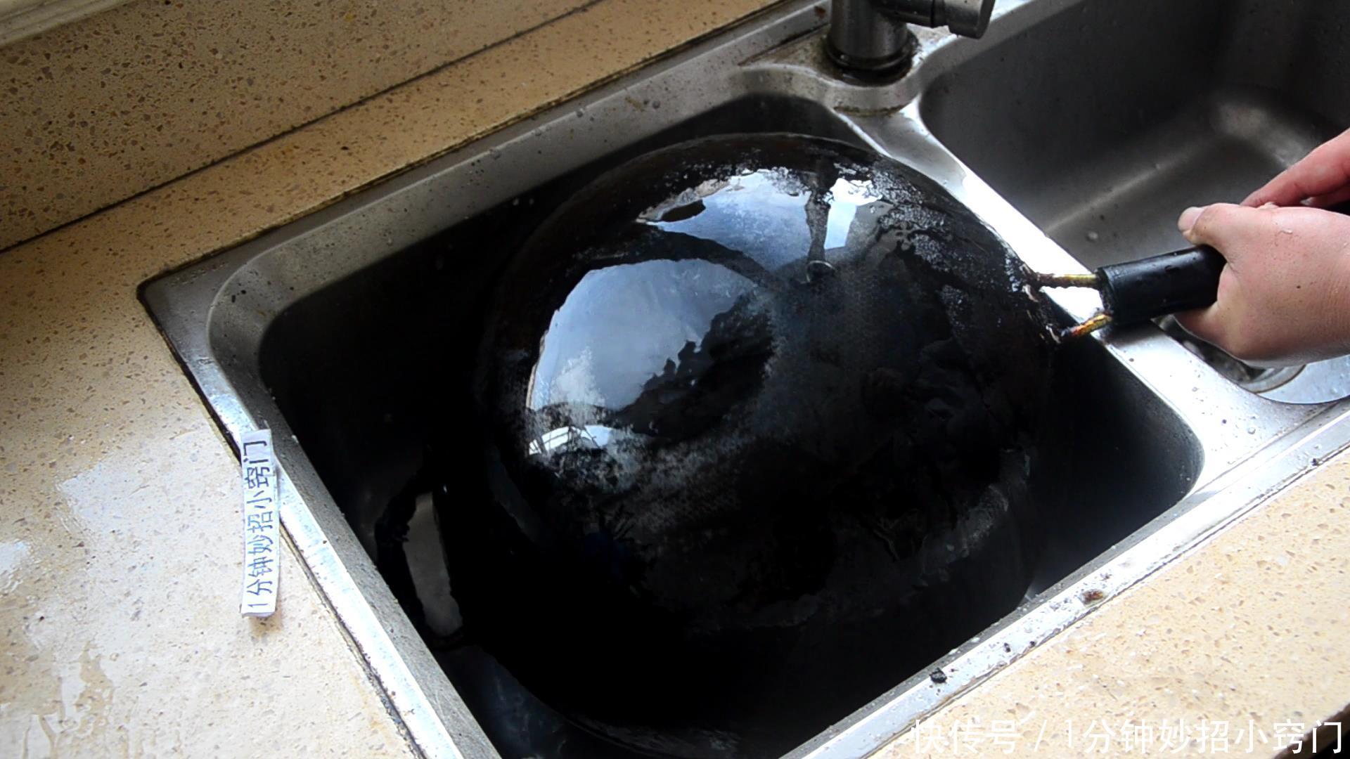 不管锅底油垢多脏多厚,只需撒一把,5分钟去除干净,太实用了