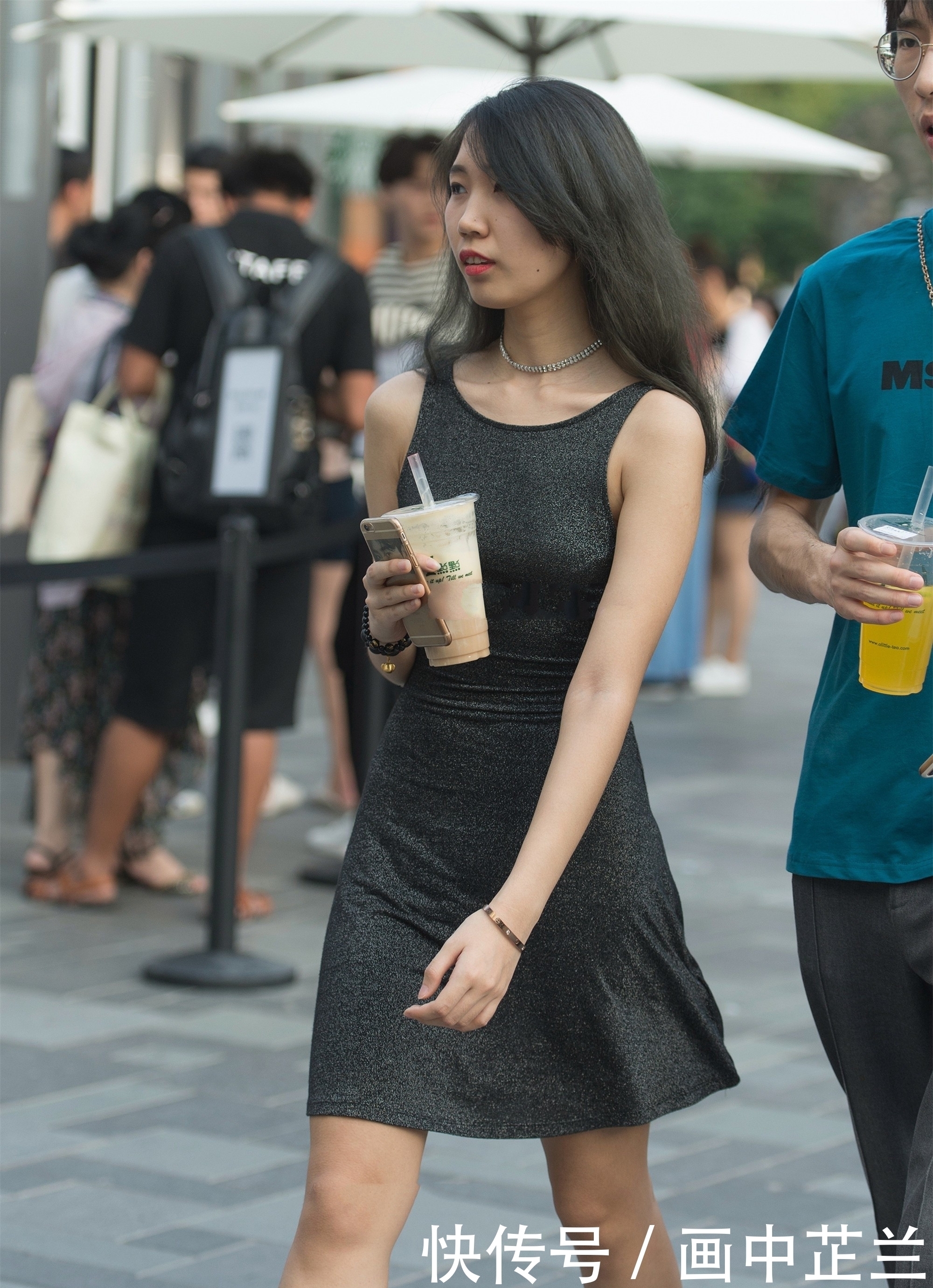 灰黑色连衣裙，展现女性魅力，时尚清爽