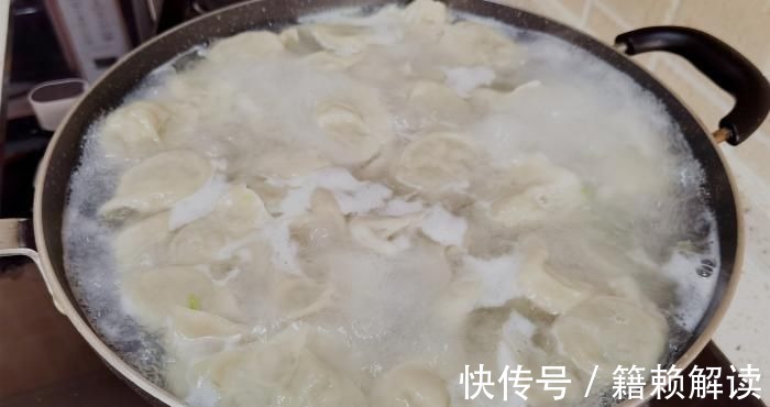 包白菜饺子,记住老师傅的“2放2不放”,饺子鲜嫩多汁,特好吃