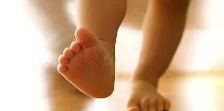 爬行垫|宝宝总是喜欢扯袜子，那是你不知道娃的小心思，家长可别急着阻止