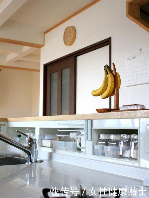 学日本人家，直接把灶台抬高了20公分，分分钟解决厨房收纳问题！