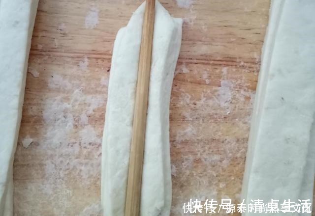 教你家庭版健康油条的配方做法，不用泡打粉，蓬松酥脆，个个空心