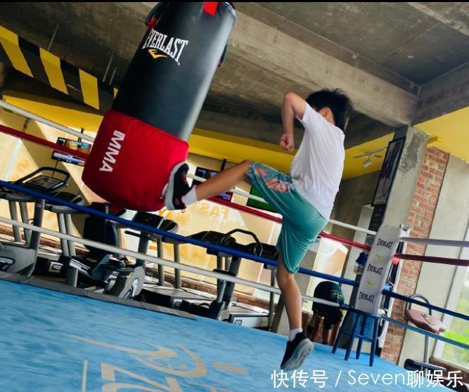 武照|吴尊晒儿女练武照| 笑称这一家可不是开玩笑的|