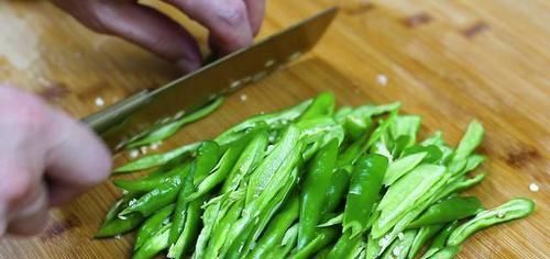  难怪饭店做的辣椒炒肉那么好吃，原来大厨都是这样炒的，先收藏了