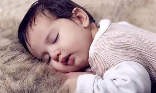 家长|宝宝睡觉总喜欢摇头,是睡眠浅还是缺钙所致?背后原因家长要明白