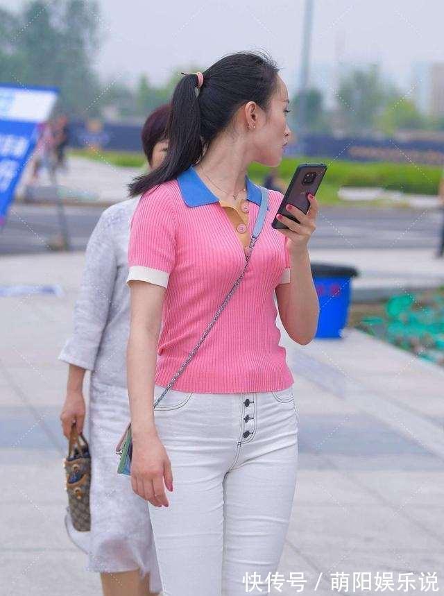 搭配 粉色短袖搭白色打底裤,整体搭配很有质感,拥有满满的潮流气息