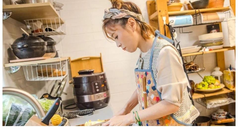 蝴蝶泉边|这位“过气”的超女,凭什么可以两度获得《向往的生活》的邀请