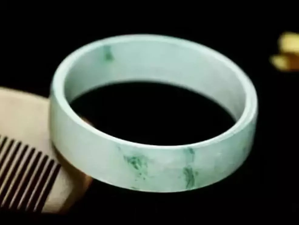 玉镯|手镯戴的对,年轻20岁,中国女人一定要有一只玉镯!