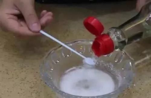 洗衣粉倒进白醋，别提多厉害了，解决家里不少烦恼事，抓紧试试！