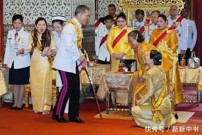 金色|苏提达穿一身金色太贵气!跪拜诗琳通公主真谄媚,却冷眼看诗妮娜