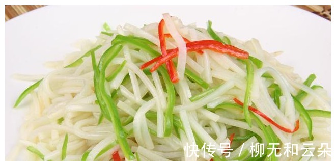 青椒土豆丝|炒土豆丝别直接下锅,大厨教你多做这2步,香脆入味一上桌就吃光!