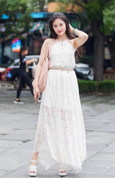 街拍:一字印花开叉长裙,面容姣好的小美女,温婉可人