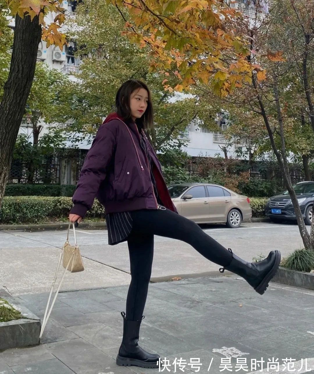 时髦 普通的打底裤已经不流行了,今年冬天用鲨鱼裤打底,时髦又显身材