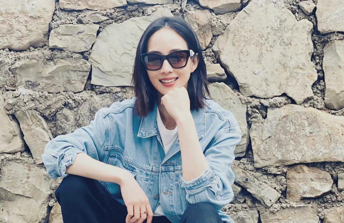裤装|张钧甯不愧为真女神,穿牛仔外套超时髦,打扮简单却难掩高级感
