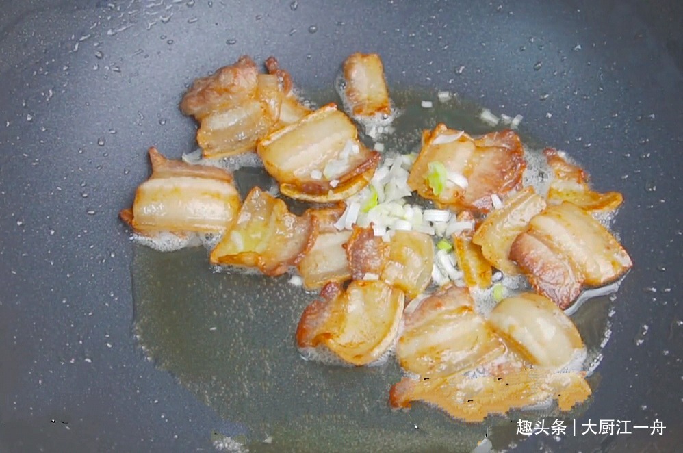 炒豆角时，先放油就错了！教你饭店做法，豆角翠绿鲜香更入味！