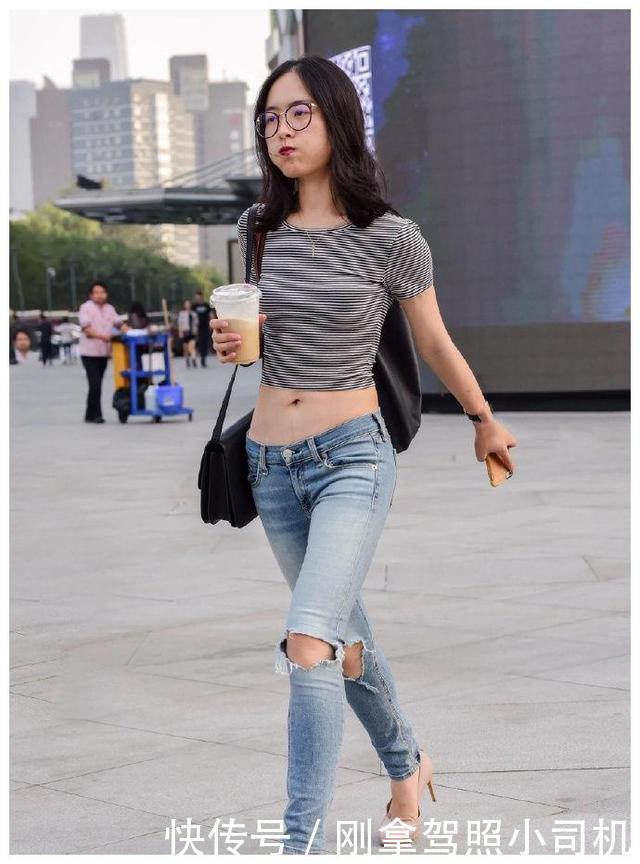 气质|街头美女的“白色系”穿搭,穿出“复古风”,秀出不一样的气质