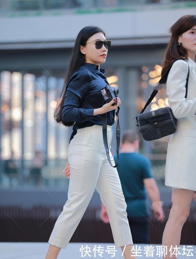 御姐风 偏光衬衣搭配纯白长腿,知性干练,气场全开的御姐风