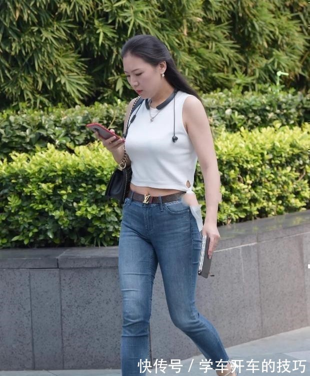 丝绒 白色无袖上衣搭配露踝打底裤,简约大方,整体看起来轻熟知性!